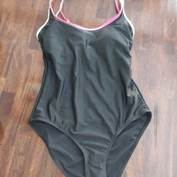NEW! SIZE MEDIUM & LARGE!  BEAUTIFUL BATHING SUIT. REALLY NICE. SEE PHOTOS. CASH PICKUP ONLY 