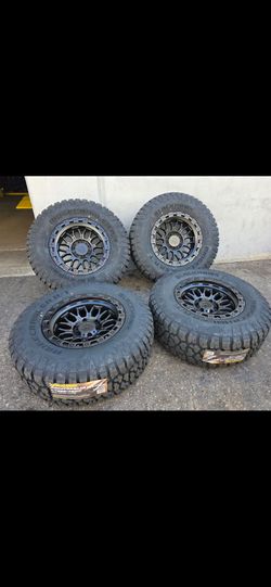 17" LOCK COMBAT w/ 33" Ridgecrawler RT tires