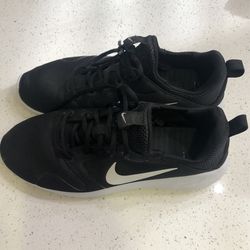 Black Nike Tennis Shoes
