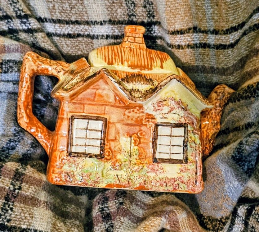 Kensington Ye Olde Cottage Ceramic Teapot