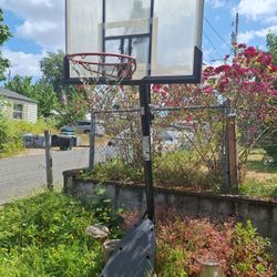  Spalding Basketball  Hoop. 