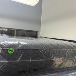 QUEEN SIZE SIMMONS BEAUTYREST WORLD CLASS LEVEL 3 (MEDIUM-FIRM) MATTRESS & BOX SPRING BED SET