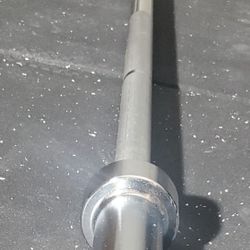 New Olympic 7ft 45 Pound Barbell. Includes Clips