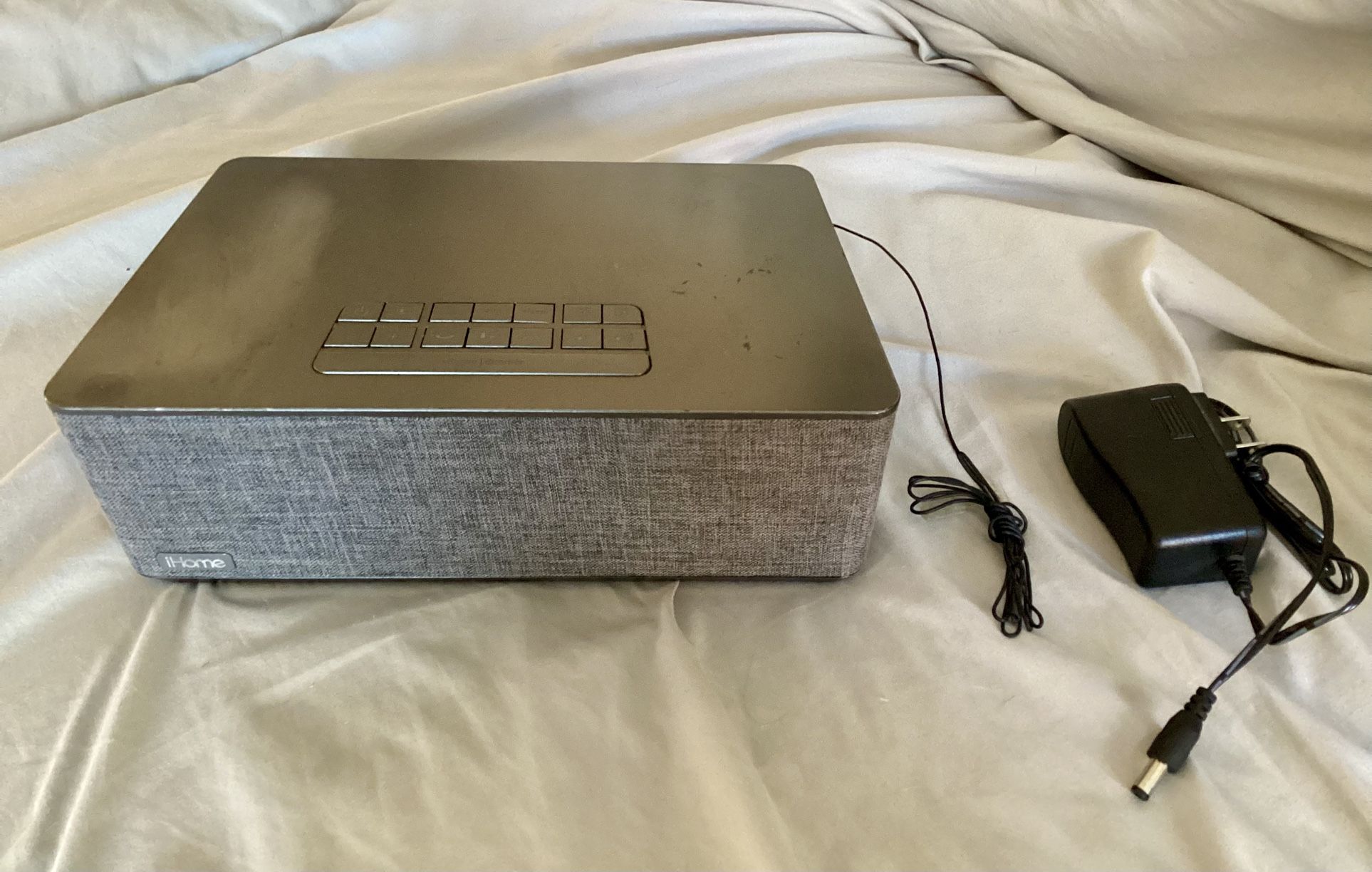 iHome iBT233V2 Bluetooth Dual Alarm Stereo Clock Radio W/ Dual USB Charging Ports, Used Good Condition 