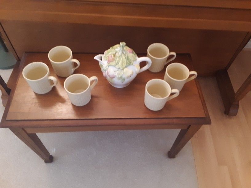 6 Vintage Mugs And A Magolica Tea Pot Made In Italy
