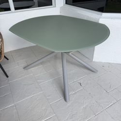 Glass retractable Table