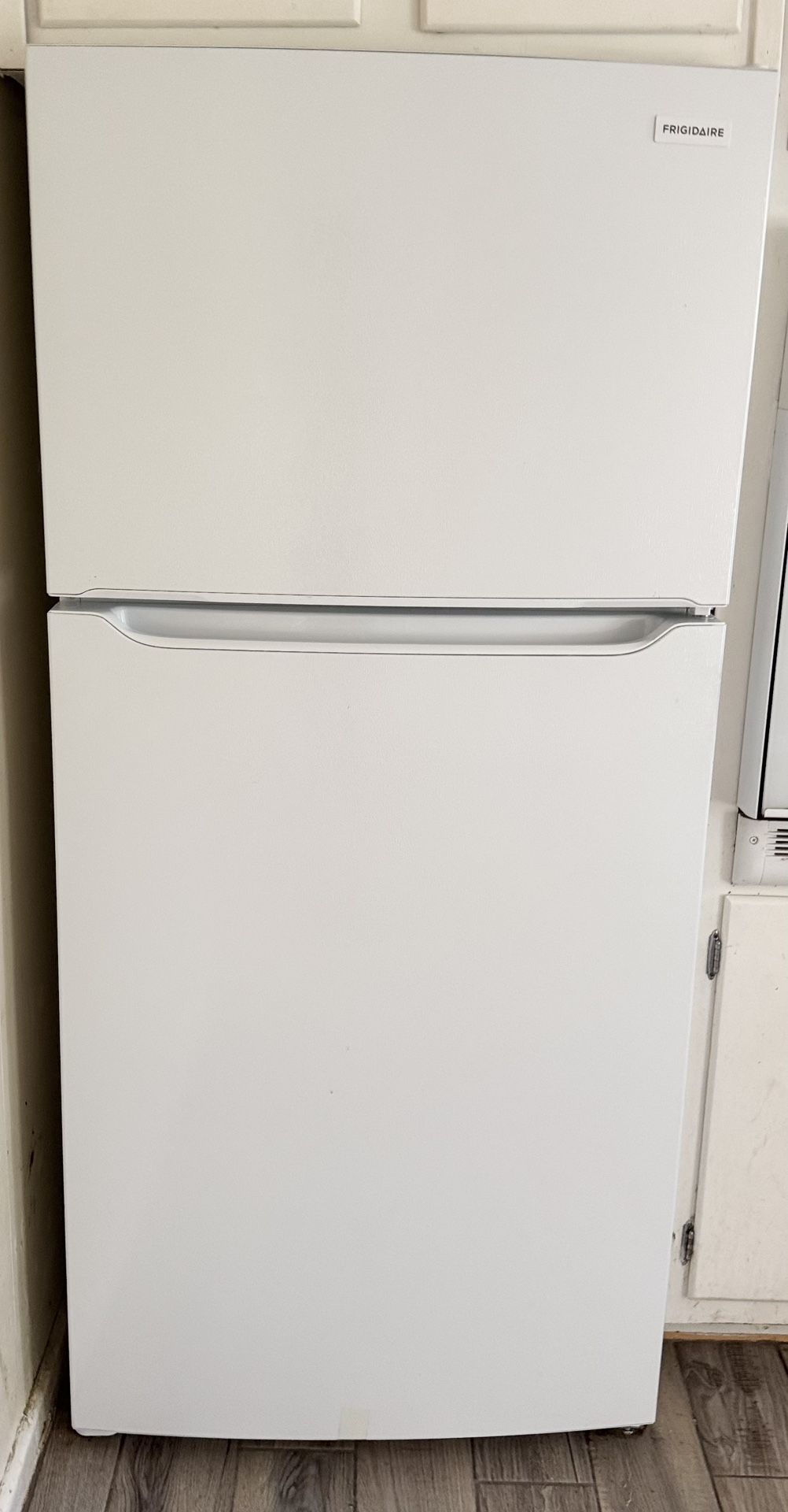 Frigidaire Top Freezer Refrigerator White Three Months Old 18.3 Cu Model#FFTR1814WW