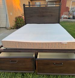 Beutiful full size bed with mattress and two drawers