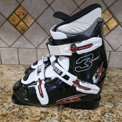 Ski boots 25 / 25.5 women's 8 / 8.5 men's  7 / 7.5 youth size 6 / 6.5