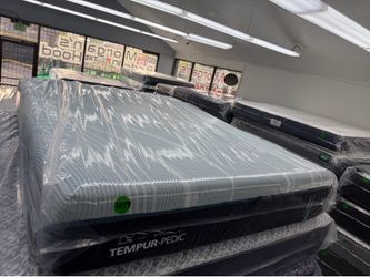 QUEEN SIZE TEMPURPEDIC PROADAPT (MEDIUM) MATTRESS & BOX SPRING BED SET