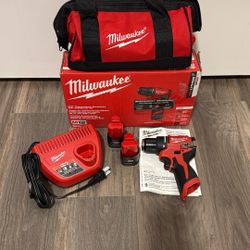 Milwaukee M12 12-Volt Lithium-Ion Brushless Cordless Subcompact Brushless Drill Driver Kit