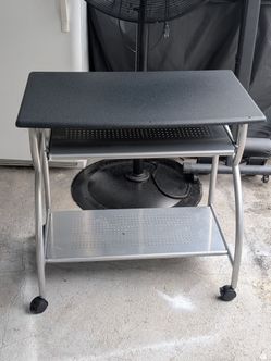 Mobile computer desk with keyboard tray