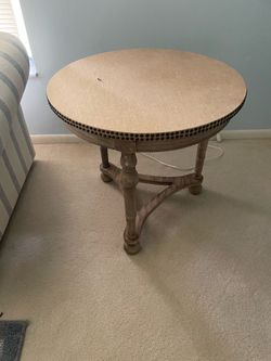 2 pretty round end table