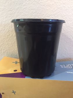 2 gallon plastic Garden pots