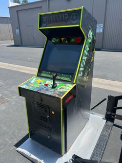 Clean arcade cab with CRT monitor