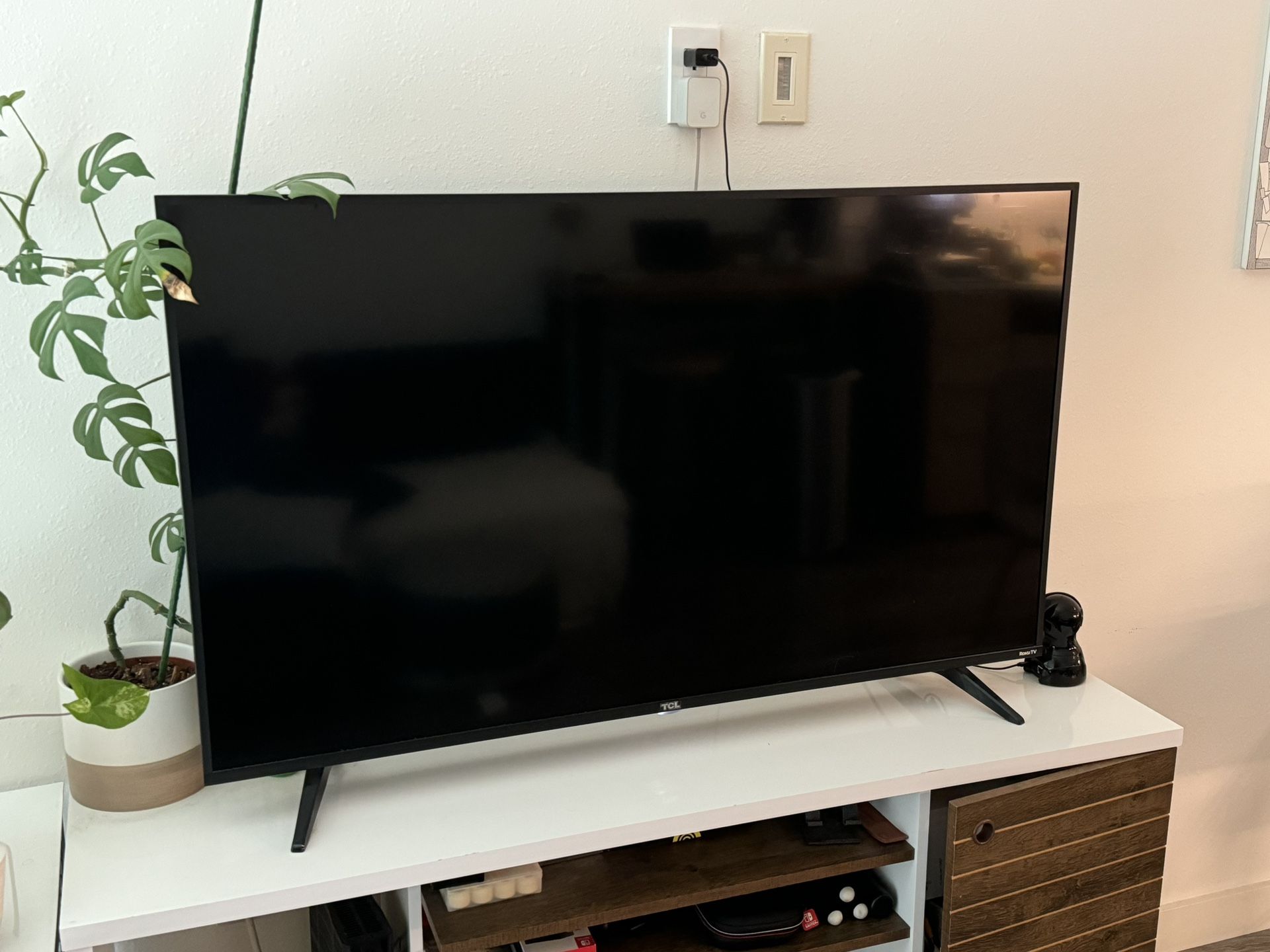 TCL ROKU Smart TV 49” with Remote