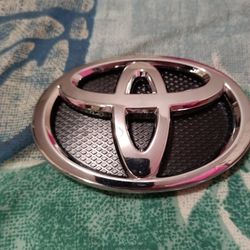 NIB Toyota Hood Emblem 