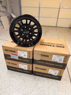 Method MR318 17x8.5 +25 Toyota Truck