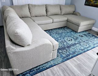 !Como nuevo!  Living Spaces Sectional sofa, , 3 pieces, excellent condition!    Very clean, removable and washable covers.    Smoke-free and pet-free 
