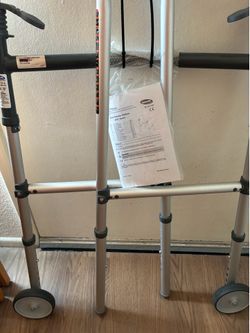 Dual release walker.