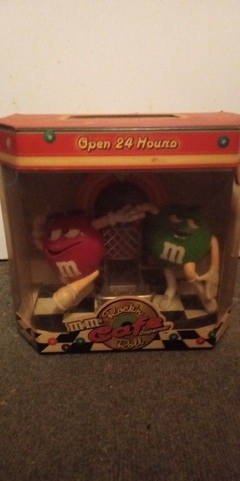 M&M Rock Roll Dispenser New $25.00