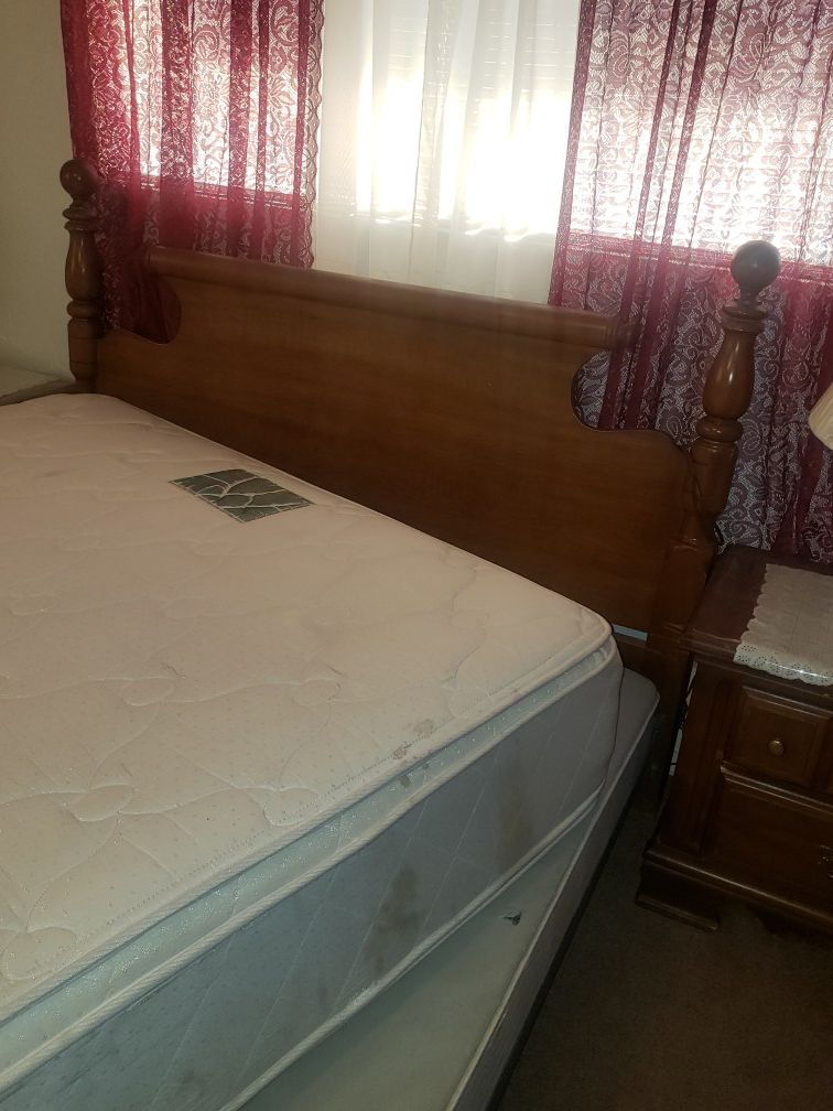 Queen bed with two nightstands and dresser