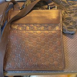 Authentic Gucci GG Signature Messenger Bag 