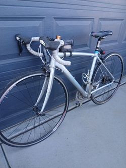 Raleigh Road Bike super Lightweight,  cycling Bike,  3.0 capri, carbon fork, unisex, Mens Or Ladies for a 5.4" , valued @ $500 1st $250 takes it