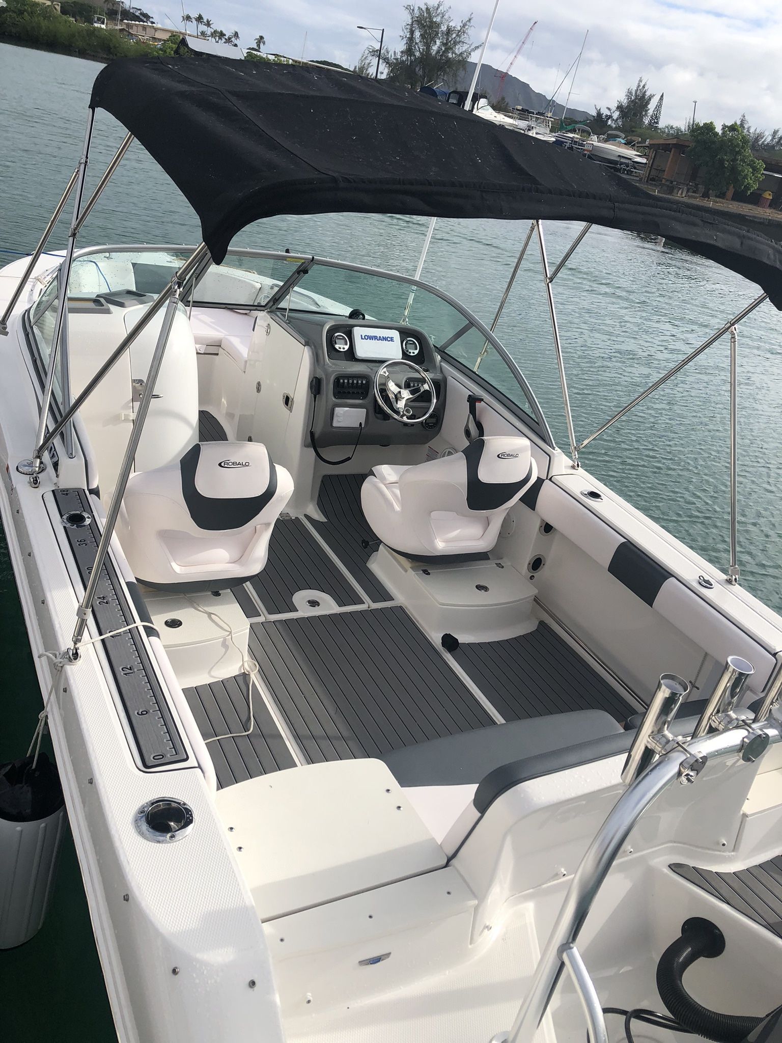 2020 Robalo R207