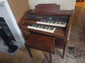 Lowrey Pageant M-150 electric organ