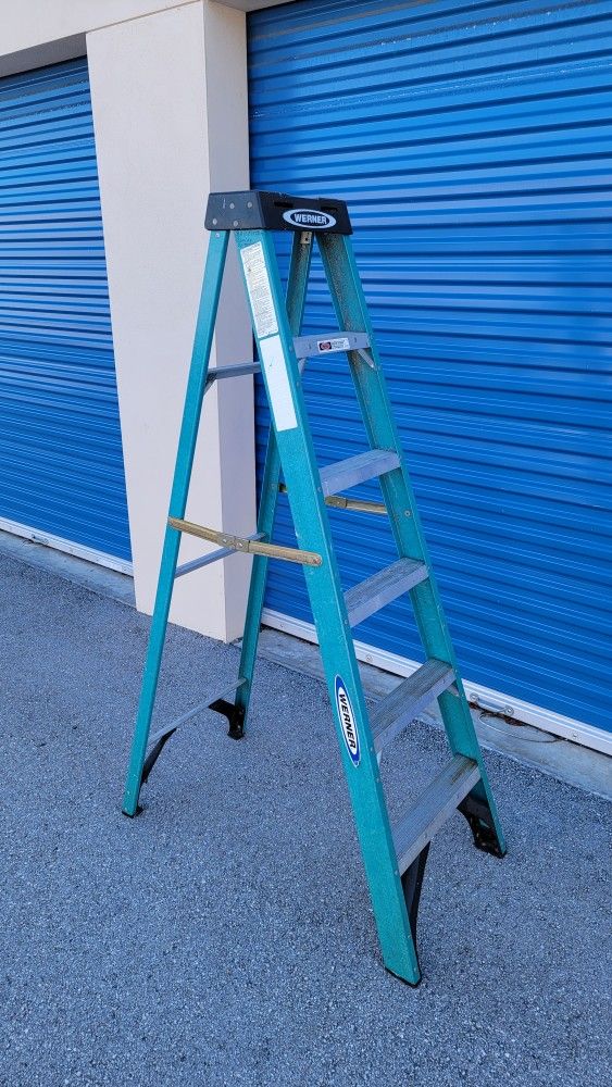 6' Fiberglass Ladder