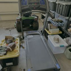 Horizon  Treadmill With BT Speakers