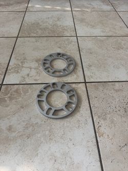 Universal wheel spacers for 4 and 5 lug