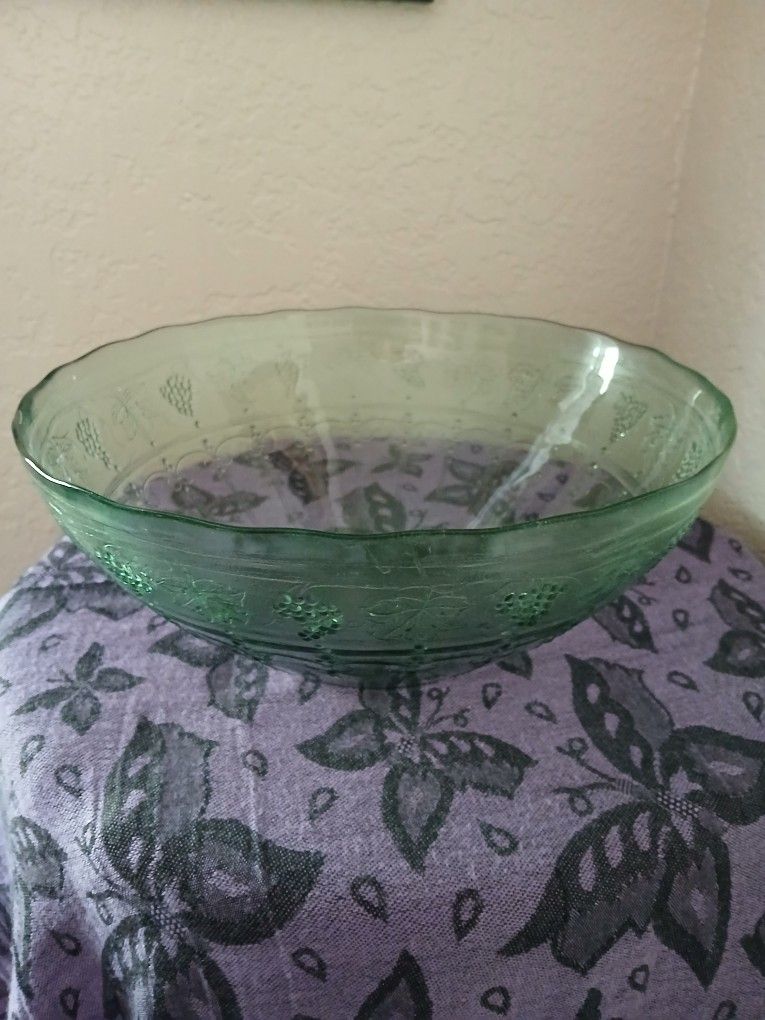 Arcoroc France Minos Jade Green Salad Serving Bowl Grapes Leaves Scalloped Lip Glass
