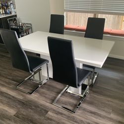 Kitchen Table (w/ 4 Chairs)
