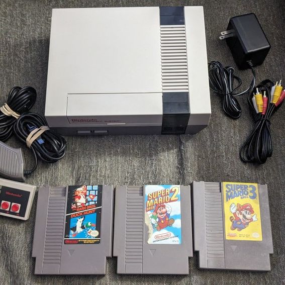 Original Nintendo NES With Super Mario Bros 1, 2, 3, Zapper Gun,  Controller & Cables.