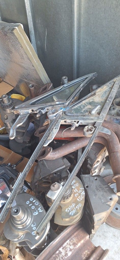 1968 Ford Mustang Vent Window Assembly  Right And Left .pair. See Pics. 35th Ave And McDowell Phx Or Meet In Mesa 