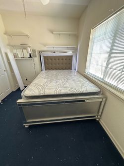 Queen size bed frame new in a box mattress included  we offer same day delivery   Cama Queen size Nueva en Caja Colchon. Incluido entregamos a domicil