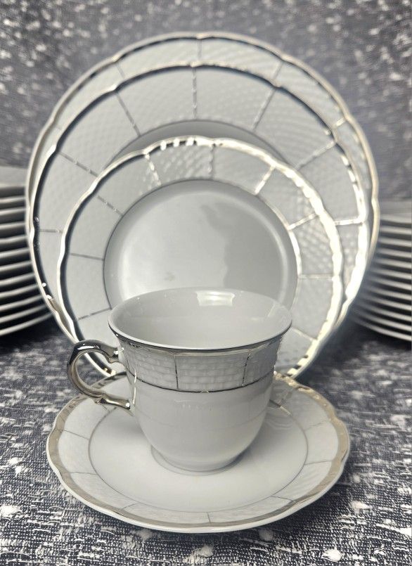 RARE*** THUN Carlsbad Menuet Platinum China  from the Czech Republic  in Excellent Condition 