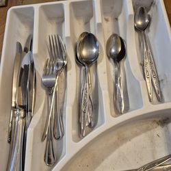 26 pieces of assorted flatwear
