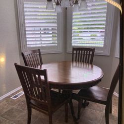 Round Kitchen Table And chairs 