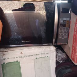 Emerson 1.2 Cu. Ft. 1100W Griller Microwave Oven (Model: MWG9115SB).