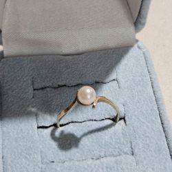 Elegant solid 10K Gold Pearl Ring size 7