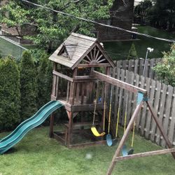 GOOD QUALITY KIDS SWING SET