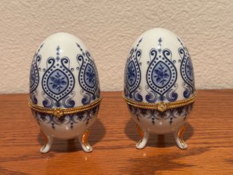 Porcelain egg trinket box