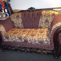 Loveseat. Sofa. Couch. Sillón Dorado Con Burgundy & Gold