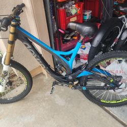 Devinci Large Carbon Mountain Bike