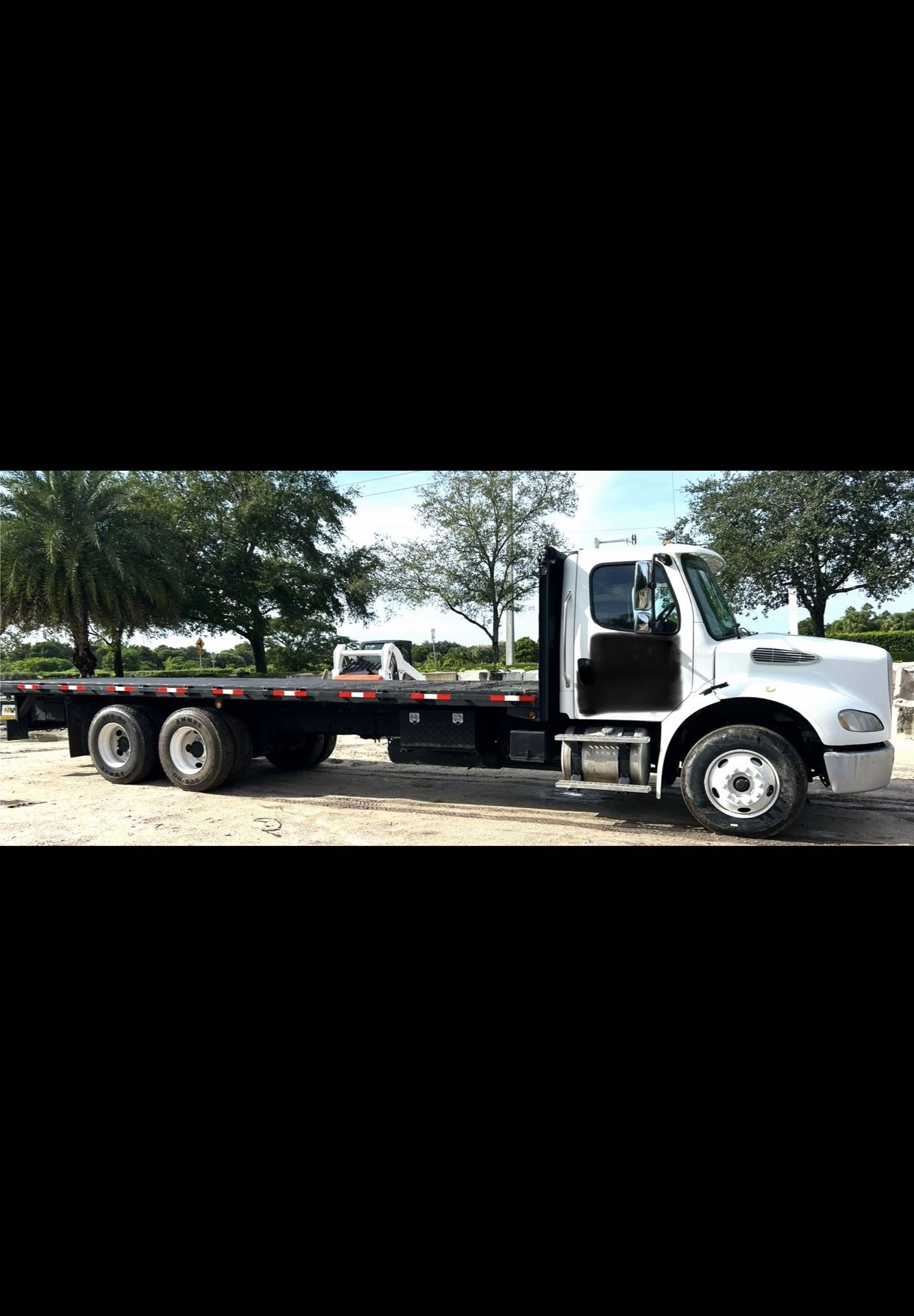 40901J7 TRUCK FLATBED FREIGHTLINER  29 FEET FREIGHTLINER WITH PIGGYBACK ATTACHAMENT KIT
