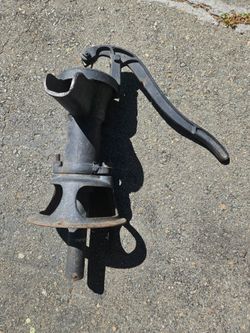 ANTIQUE WATER HAND PUMP