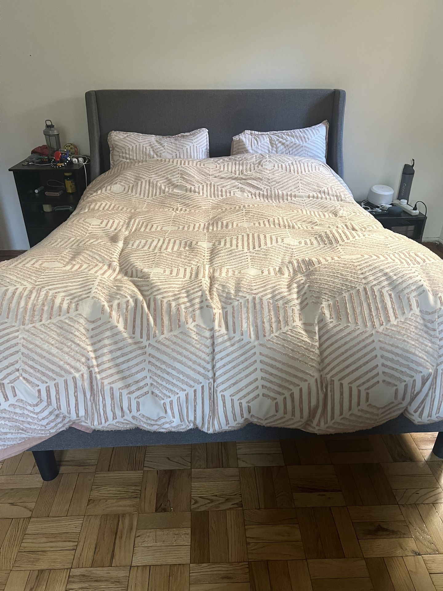 Queen Size Bed Frame And Zinus Mattress 